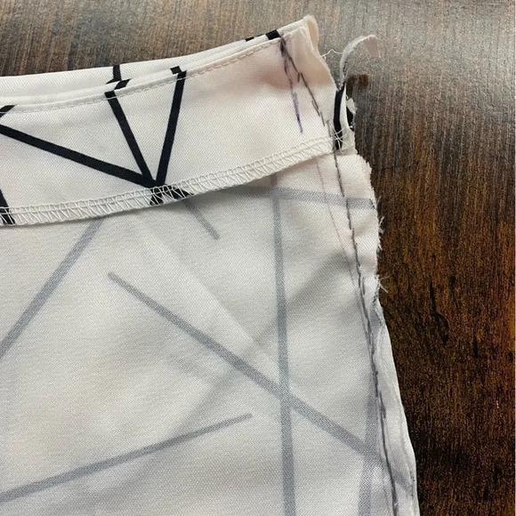 Geometric Printed High Waist Shorts   Size S - Picture 15 of 15